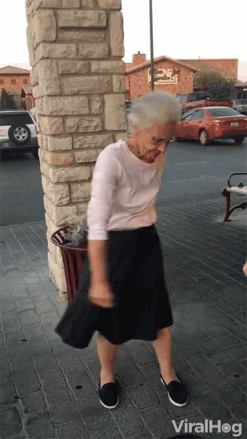 Где бабка танцует. Бабушка танцует. Танцующая бабушка. Старухи пляшут. Бабка танцует gif.